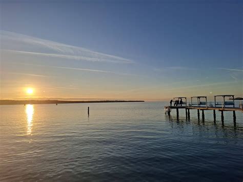 Pogumni skakalci na novoletnem skoku v morje Portorož