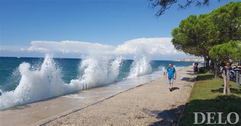Skakalci pred skokom v morje