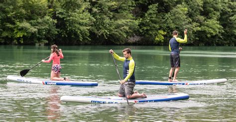 Oseba na SUP deski v mirni vodi