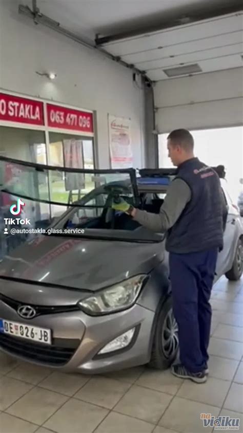 Različni tipi SUP desk naloženi na vozilu