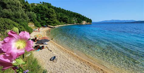 Pogled na plažo kampa Dole z mobilnimi hišicami