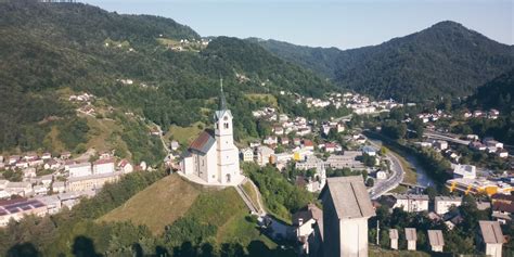 Panoramski pogled na Debelo Grižo v sončnem dnevu
