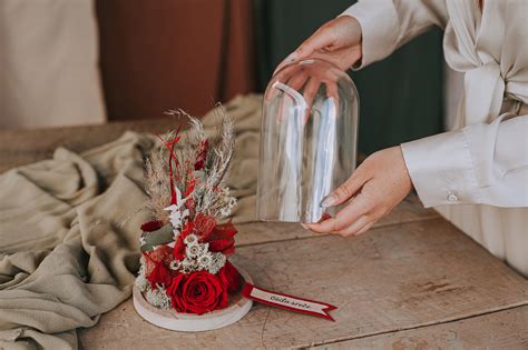 Družina uživa v whirpoolu pod stekleno kupolo