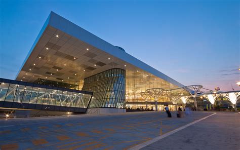 Notranjost terminala letališča Antalya s potniki