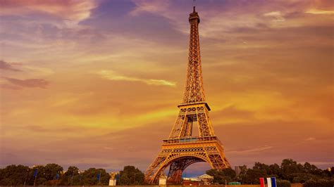 Eifflov stolp ob večerni razsvetljavi