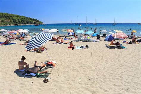 Peščena plaža Vela Pržina v Lumbardi