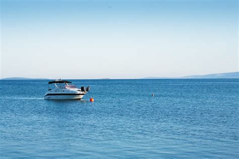 Oblačno nebo nad Jadranskim morjem s čolnom na obzorju