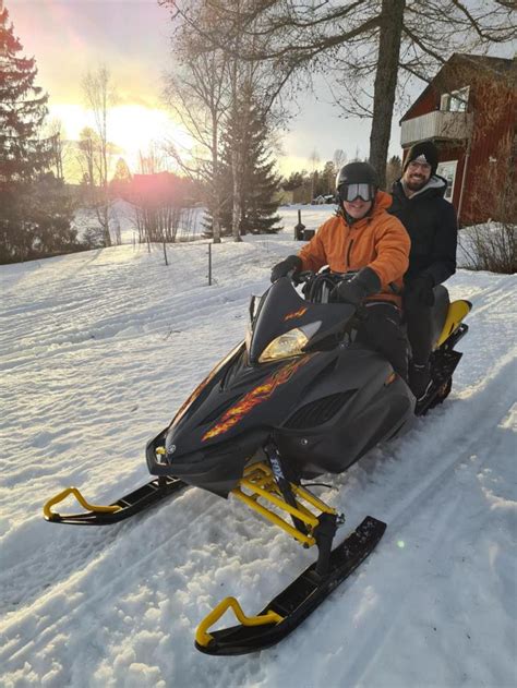 Diagram s prikazom pravilne smeri premca glede na veter med nevihto