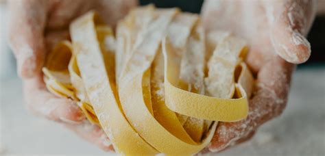 Priprava svežih testenin v kuhinji