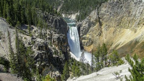 Spektakularen pogled na Grand Canyon of the Yellowstone z Lower Falls
