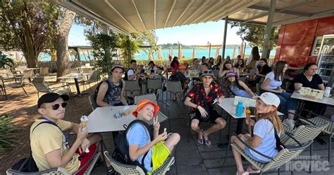 Ilustracija družine na počitnicah ob morju