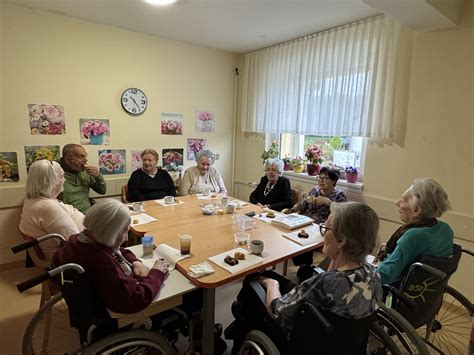 Skupina starejših ljudi, ki sodeluje pri delavnici