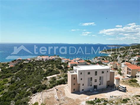 Pogled na Primošten z morja