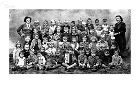 Skupinska fotografija delavk AFŽ in njihovih otrok, Ljubljana, 14. 5. 1948