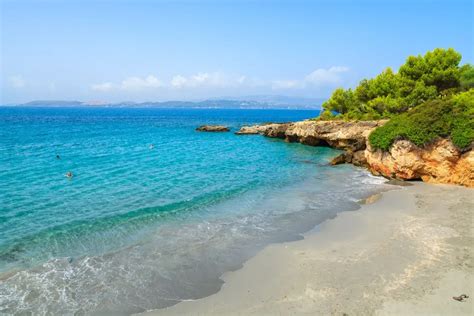 Fotografija čudovite plaže na eni izmed mediteranskih destinacij