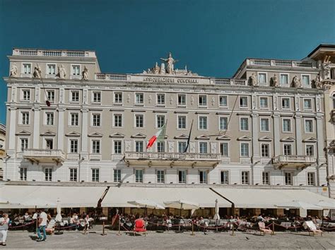 Ulica v Trstu s trgovinami