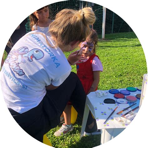 Otroški animatorji izvajajo aktivnost