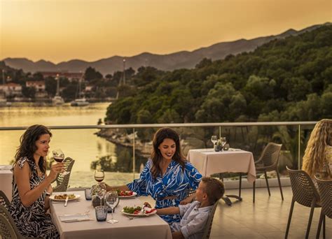 Romantična večerja na terasi restavracije Marina s pogledom na morje