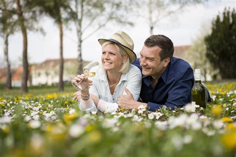 Tradicionalna dolenjska vas z vinskimi kletmi