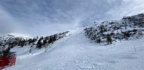 Smučarska proga na Višarjah z razgledom na dolino