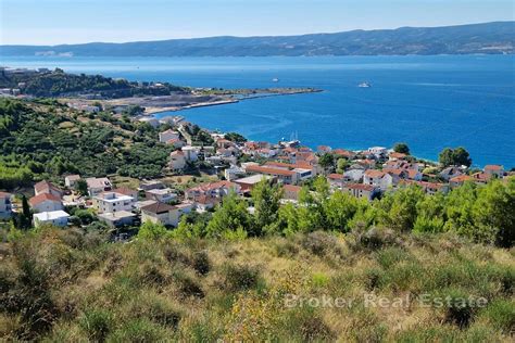 Hrvaška obala s pogledom na otoke