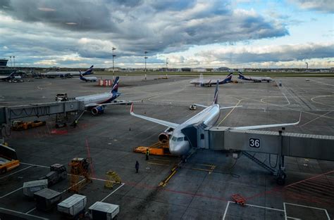 Letalo na vzletni stezi letališča