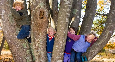 Družina uživa v naravi v bližini Gozd Martuljka