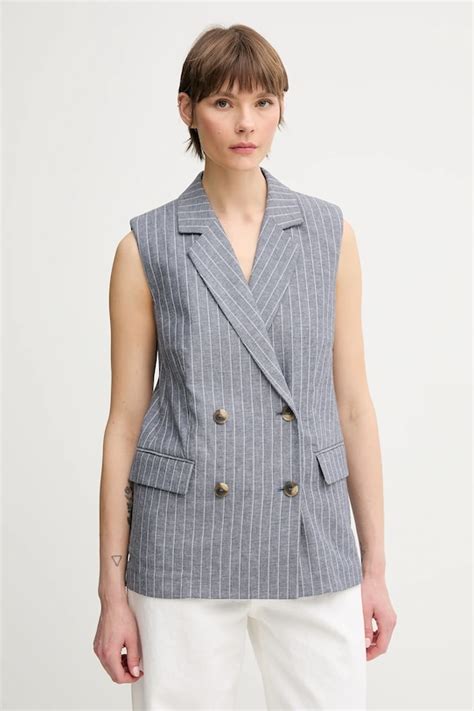 Ulična scena v Beogradu z mešanico arhitekturnih stilov