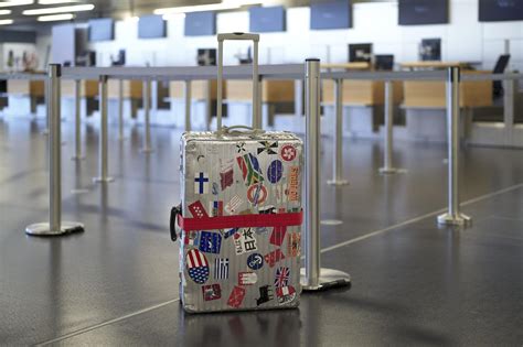 Ilustracija sodobnega letališča z ljudmi in prtljago