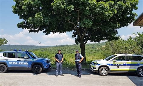 Ilustracija mešane patrulje policista in redarja na ljubljanskih ulicah