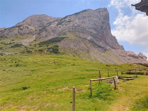 Panoramski razgled na kraško pokrajino s tipičnimi kamnitimi hišami