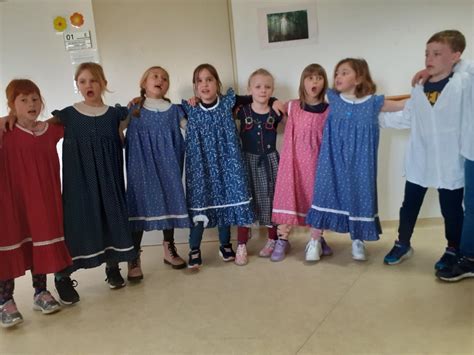 Prostovoljci čistijo onesnaženo obalo