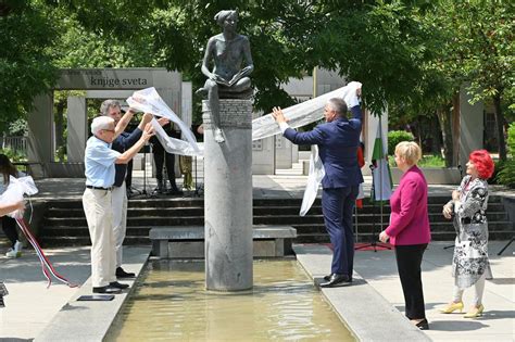 Kip Deklice z rastočo knjigo nad vodnjakom