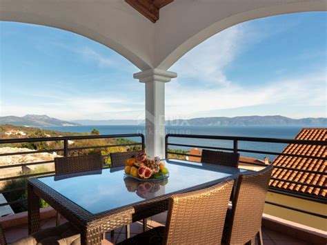 Pogled na plažni bar Spielplatz v Izoli s pogledom na morje