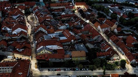 Zgodovinski center Izole z ozkimi ulicami in cerkvijo