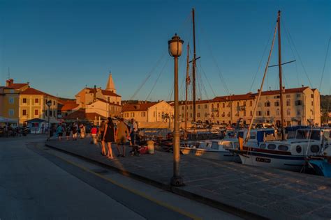 Pogled na marino v Izoli s številnimi čolni in restavracijami