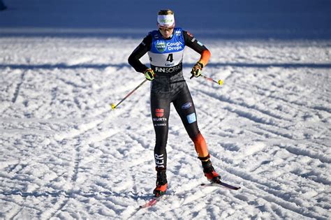 Smučarska tekačica na zasneženi poti