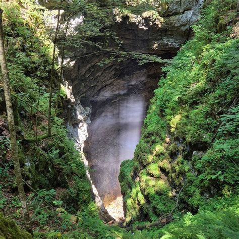 Kraška pokrajina z vhodom v Škocjanske jame