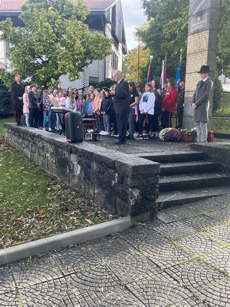 Fotografija obiskovalcev na Poti miru ob spomeniku