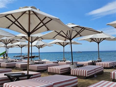 Peščena plaža Glyfada na Krfu