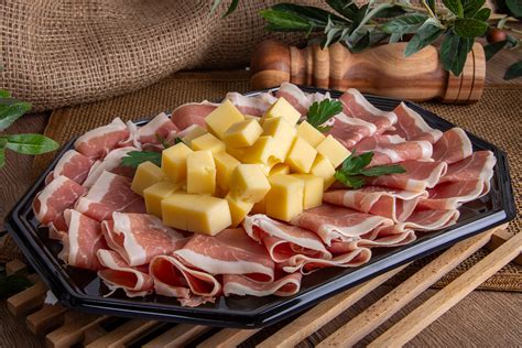 Razkošen narezek s suhomesnatimi izdelki, sirom in kruhom