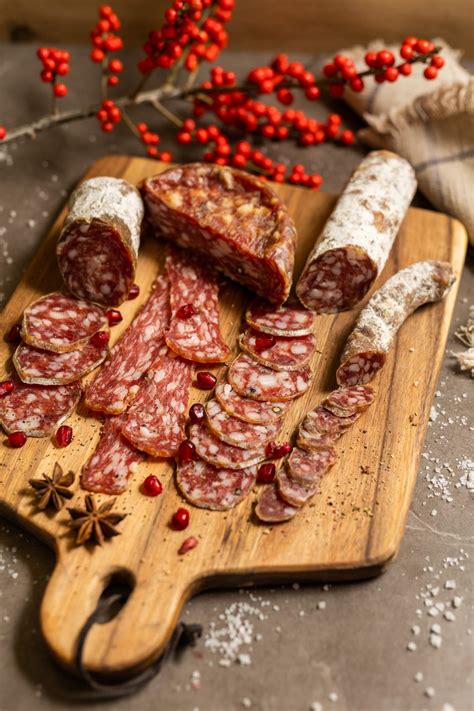 Detail narezka z različnimi vrstami klobas in suhomesnatih izdelkov