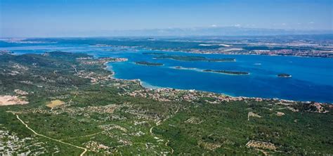 Panorama Biograda na Moru z marino in otokom Pašman v ozadju