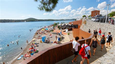 Ilustracija družine na plaži med festivalom 