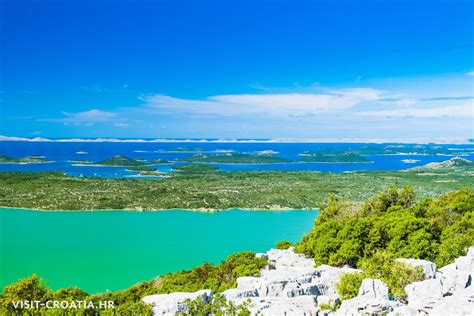 Pogled na Vransko jezero s kolesarsko stezo