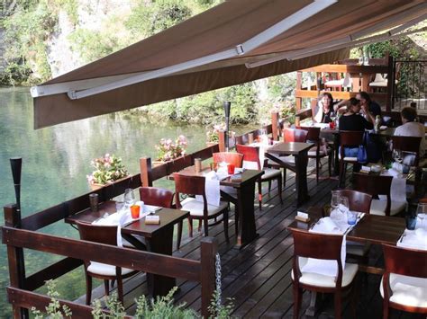 Terasa Gostilne Podfarovž ob izviru Vipave