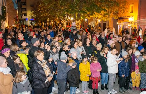 Okrasi adventnih hišic v Novalji