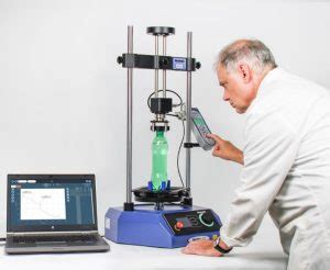 Sodobna optična delavnica z opremo za merjenje vida