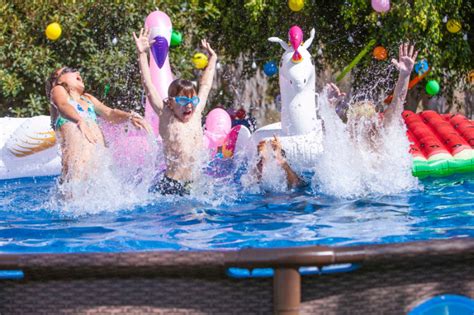 Otroci se igrajo v bazenu z napihljivimi igračami