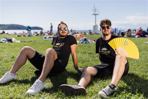Skupina odraslih igra Cornhole na plaži